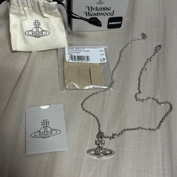 비비안 웨스트우드 메이페어 바스 릴리프 펜던트 실버