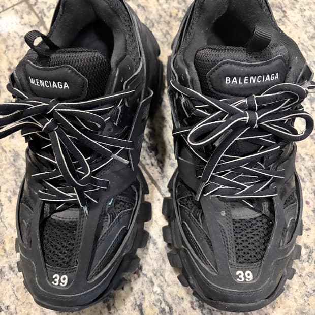 발렌시아가 트랙 슈즈 블랙 판매합니다.