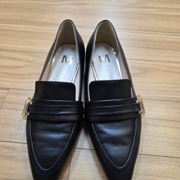 미소페 블랙 로퍼 230mm 판매합니다. 금장 버클 장식이 고급스러움을 