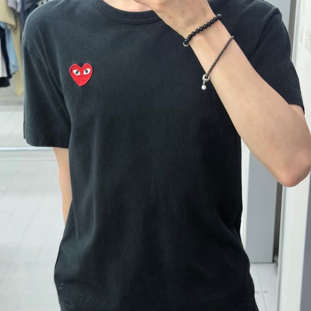 꼼데가르송 레드와펜 반팔 티셔츠 블랙