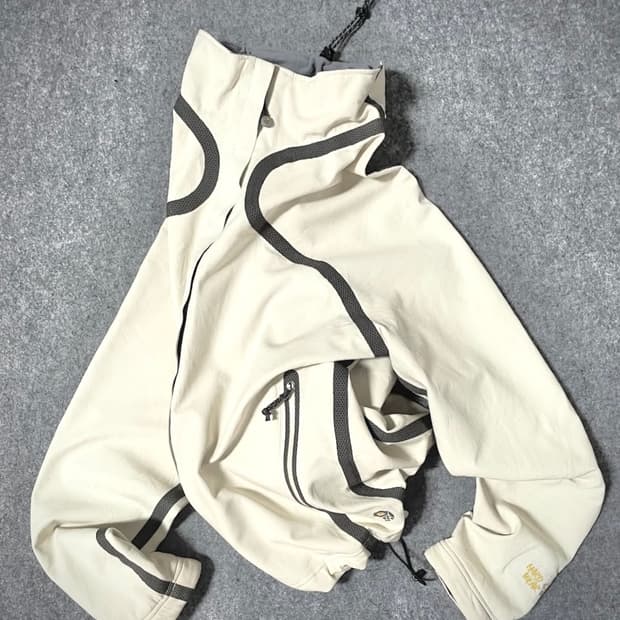 2000’s Mountain hardwear conduit jacket