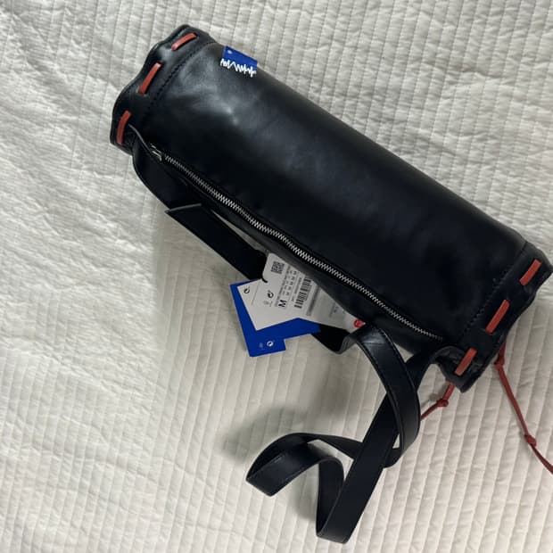 아더에러 x 자라 스티치 레더 크로스바디백 블랙