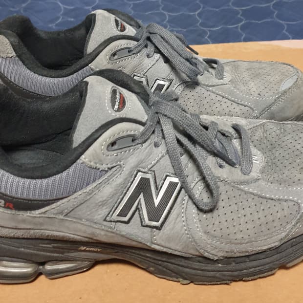 뉴발란스 2002R 다크 그레이 스니커즈 (285)