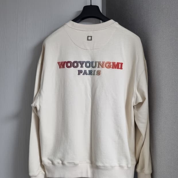 우영미 퍼지 아이보리 맨투맨