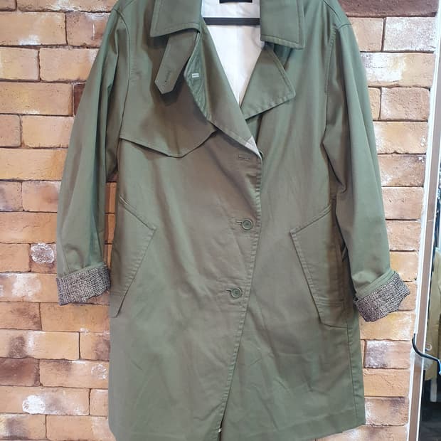 SYSTEM 브랜드의 카키색 트렌치 코트