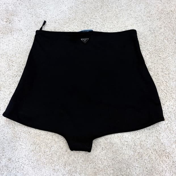 프라다 쇼츠 36 (feat 제니)