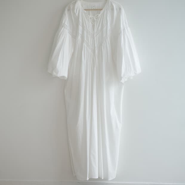 adapt 
• 화이트 퍼프 소매 샤링 코튼 롱원피스