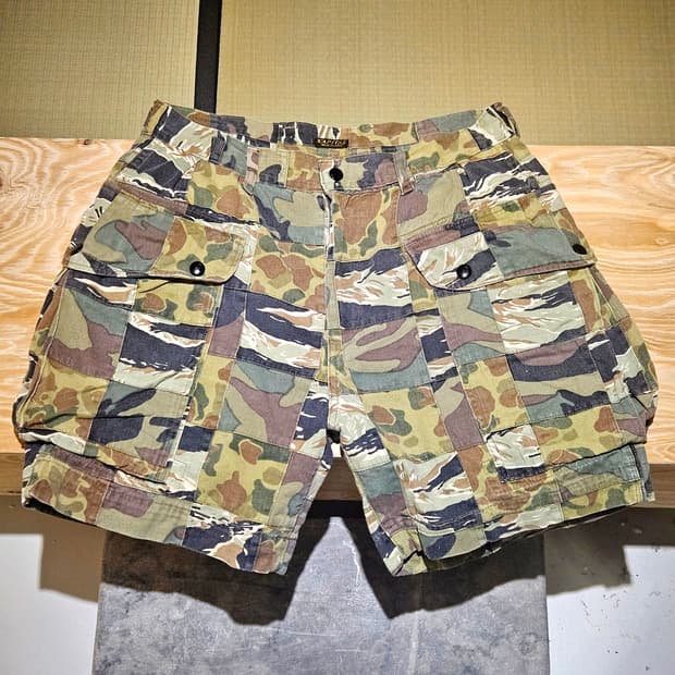 캐피탈 카모 카고 숏 팬츠