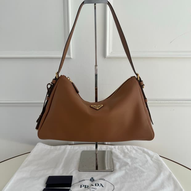 프라다 에메 라지 가죽 숄더백(카라멜 컬러)