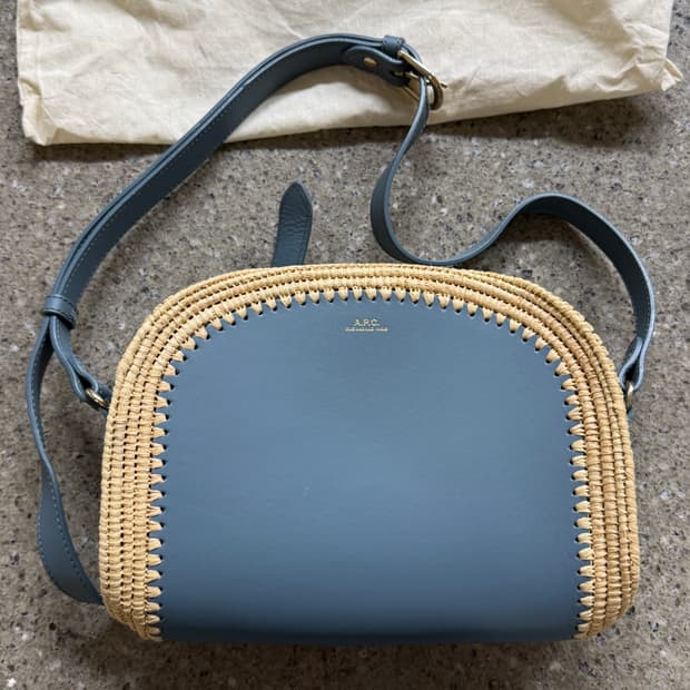 A.P.C. 아페쎄 하프문 라탄백