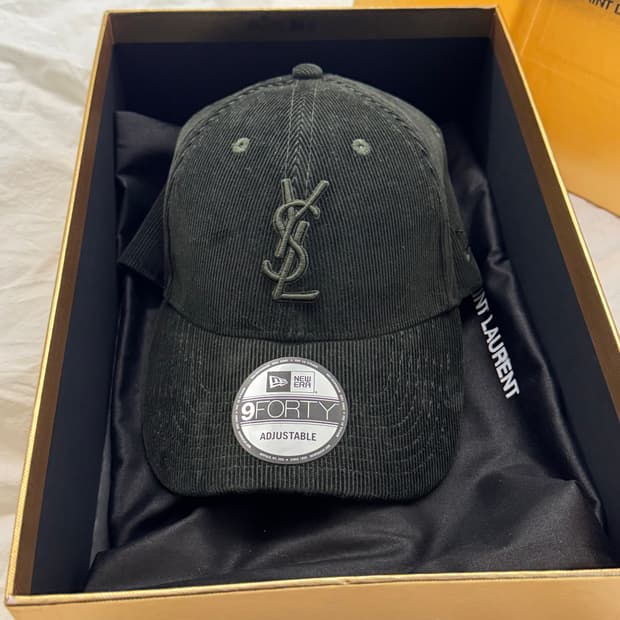 생로랑 x 뉴에라 YSL 모노그앰 캡 코듀로이 다크그린 볼캡