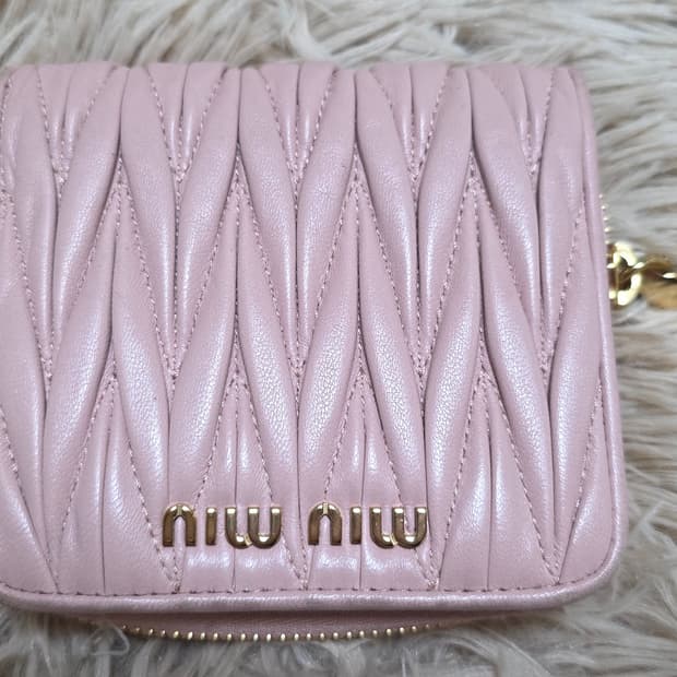 미우미우 마테라쎄 지퍼 반지갑 베이비핑크