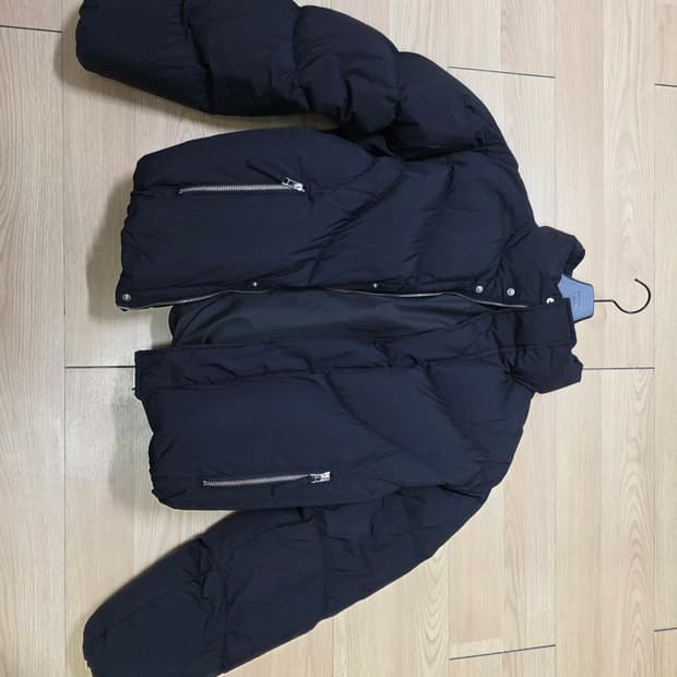 CURVED LINE SHORT PUFFER DOWN BLACK
