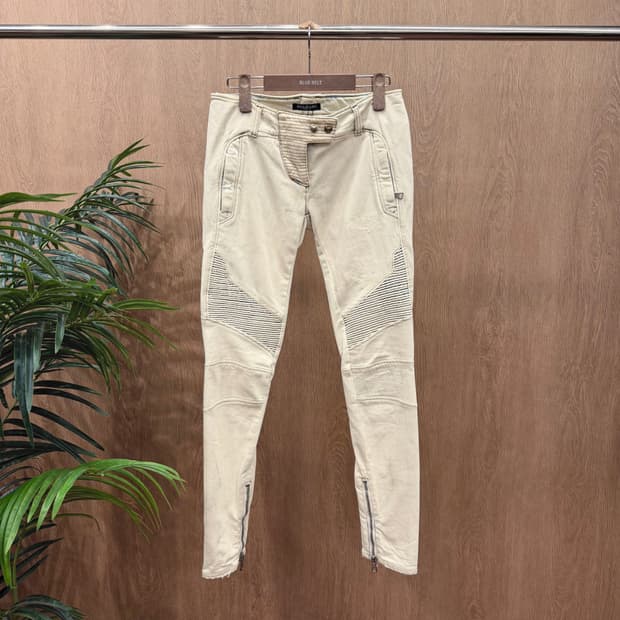 발망 팬츠 퀄팅 바이커 패널 언밸런스 플라이 디테일 슬림핏 아이보리