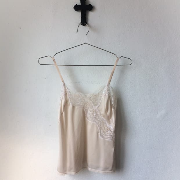 Lace point slip sleeveless