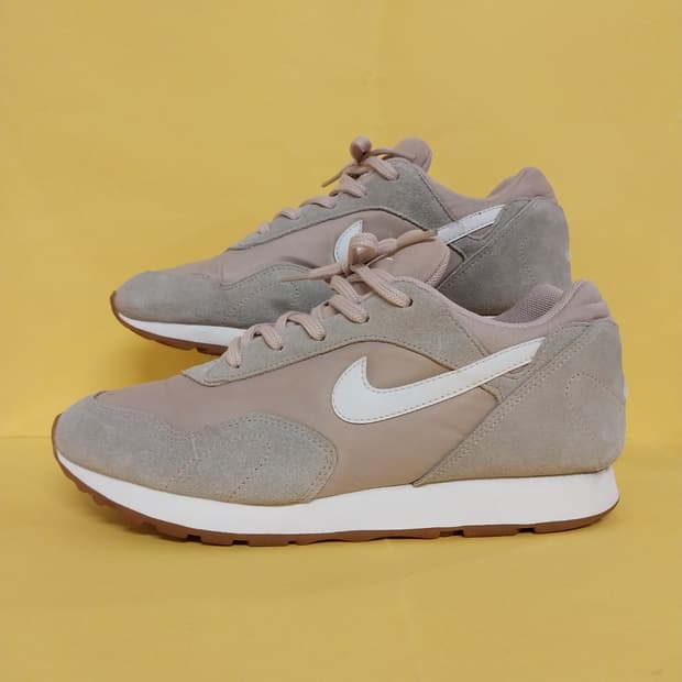 여성 나이키 아웃버스트 파티클 베이지 운동화 (245)