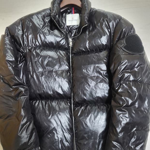 몽클레어 빅로고 블랙와팬 유광패딩