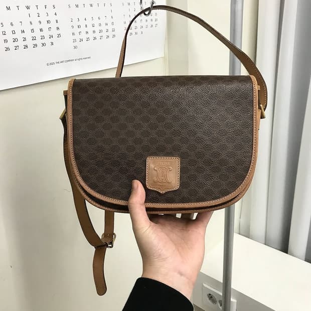 셀린느 가죽 로고 마카담 크로스백