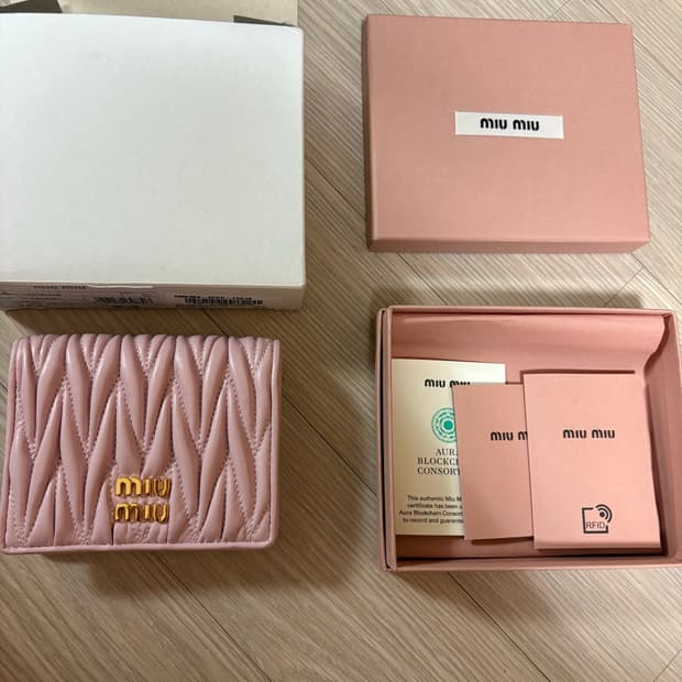 미우미우 마테라쎄 나파 가죽 반지갑 핑크 상태최상