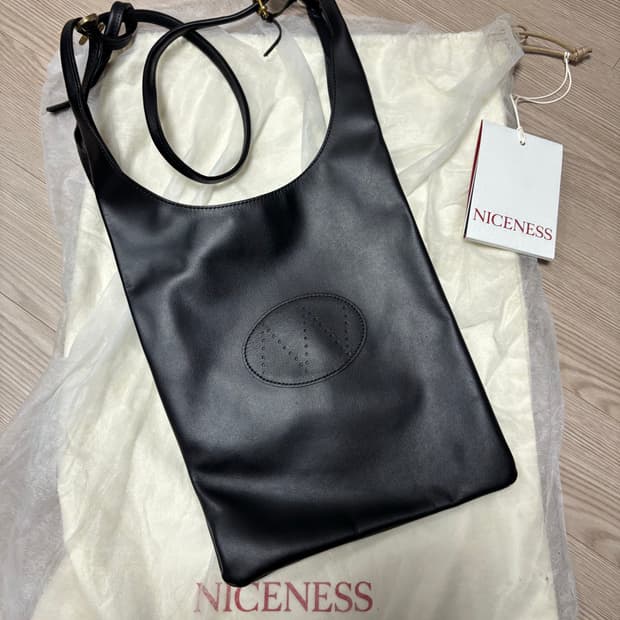Niceness Lowe black