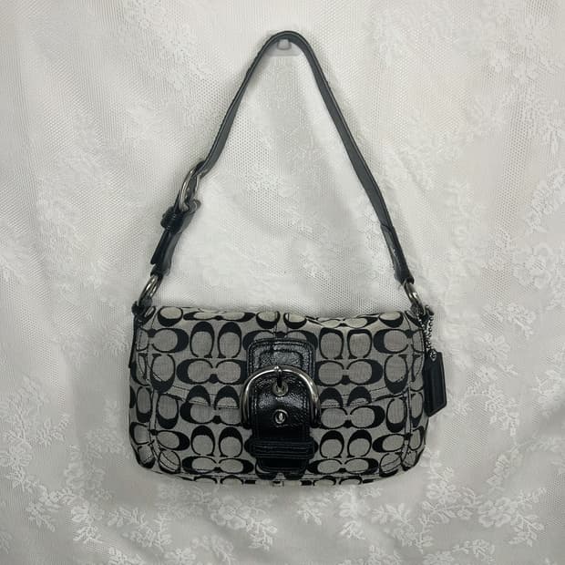 코치 버클 숄더백
