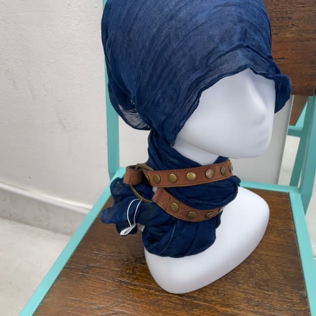 비비드 블루 머플러 