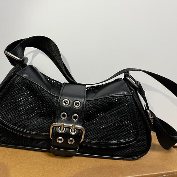 블랙 매쉬 버클 숄더백