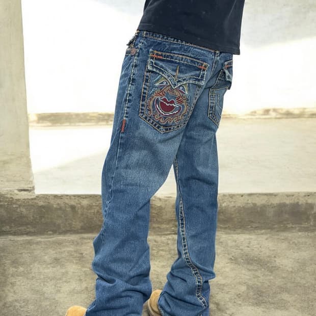 트루릴리젼 월드투어 로건 슈퍼티 붓다 자수 플레어 부츠컷 데님팬츠