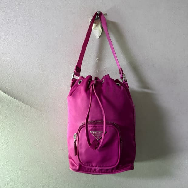 프라다 포코노 나일론 미니 버킷 토트백 