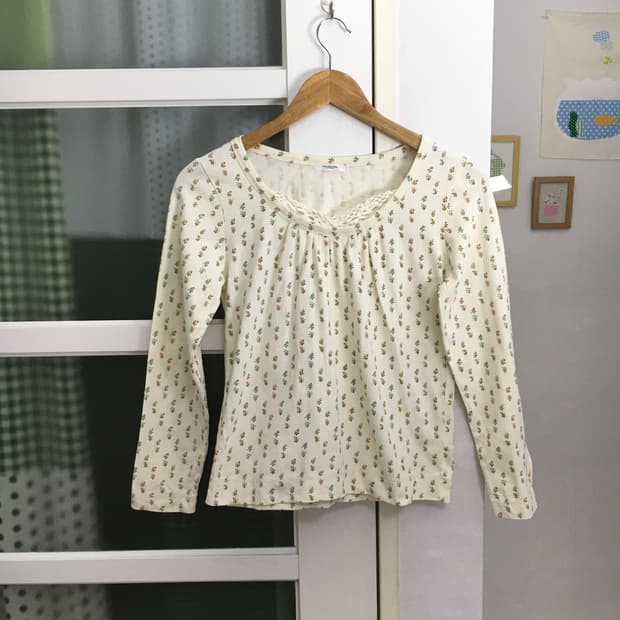 크림 잔꽃 크로쉐 긴소매 티셔츠