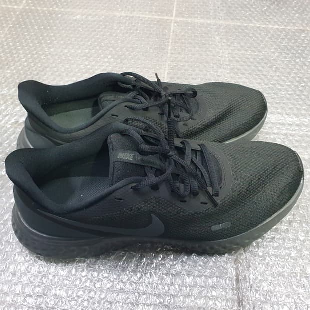 나이키 레볼루션5 트리플블랙 BQ3204-001(300)