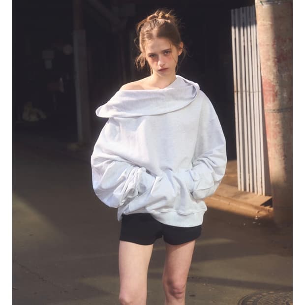 UUNE 우네 오프숄더 후드티