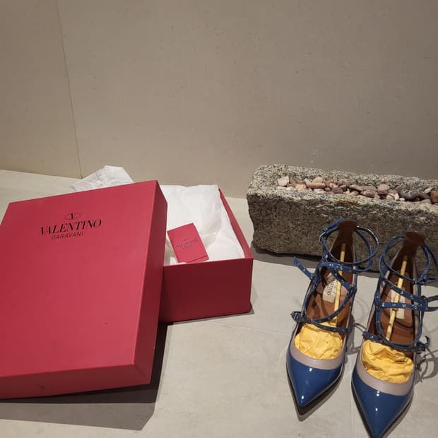 발렌티노 가라바니 블루스터드 힐 38사이즈(250)