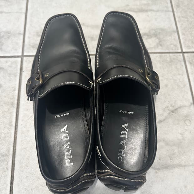 프라다 버클 로퍼