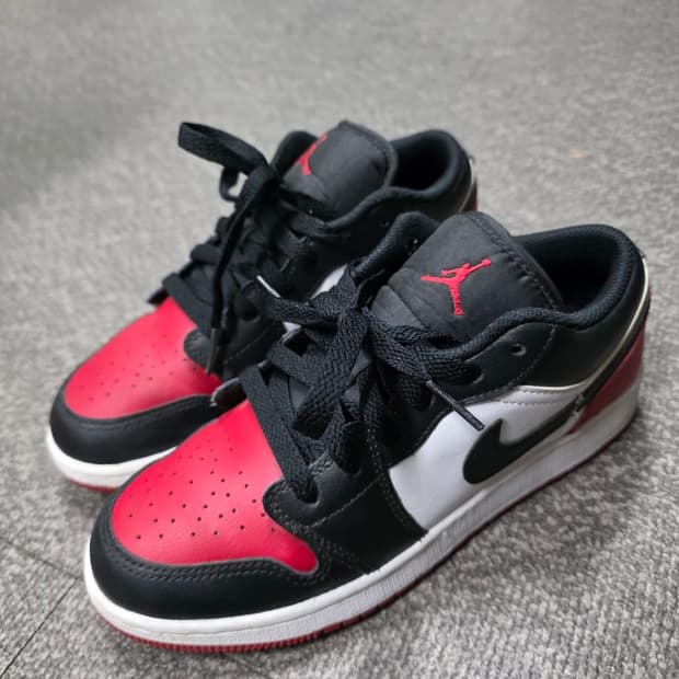 (GS) 나이키 에어 조던1 로우 화이트 바시티 레드 230