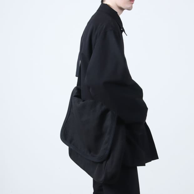 코모리 햄프덕 숄더백 블랙 판매합니다.