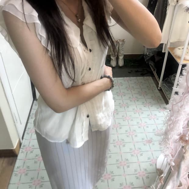 화이트 프릴 블라우스 공겜깔