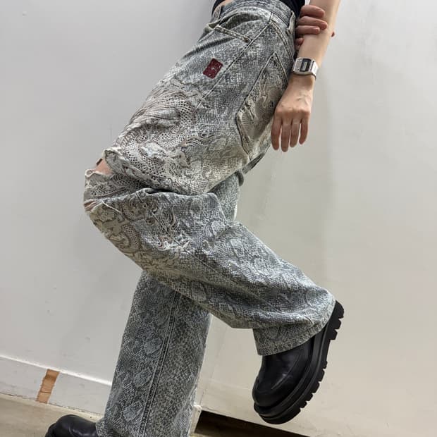 카라쿠리 타마시 파이톤 패턴 자수 데님팬츠