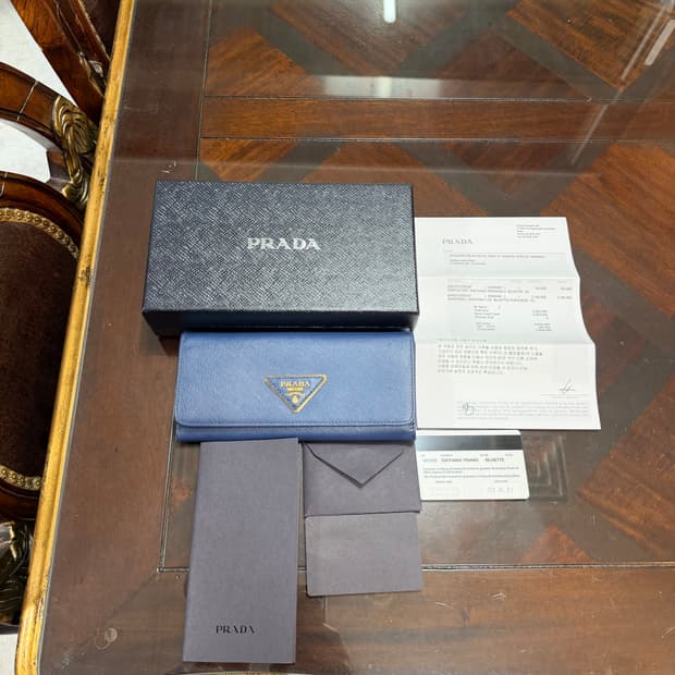 프라다 정품 사피아노 장지갑 백화점 구매 출구상품 싸게 팝니다.  