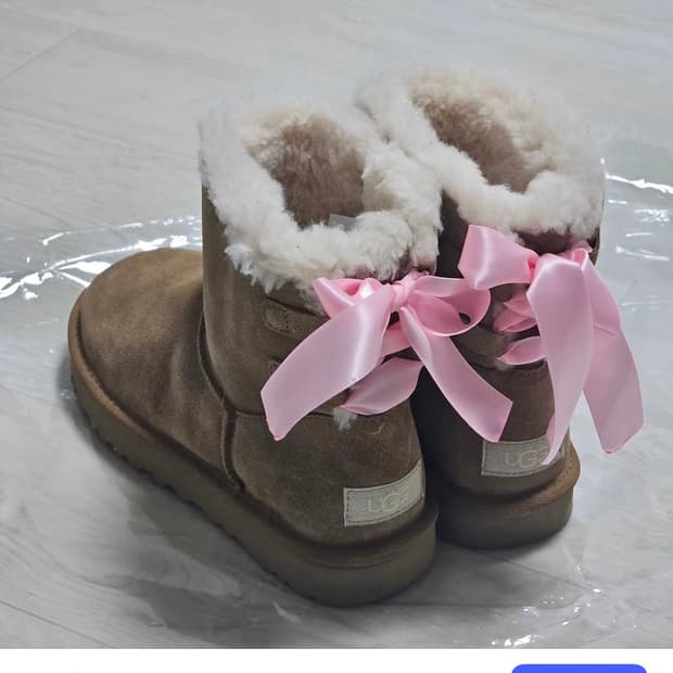어그 정품 핑크스트랩 퍼 부츠 230