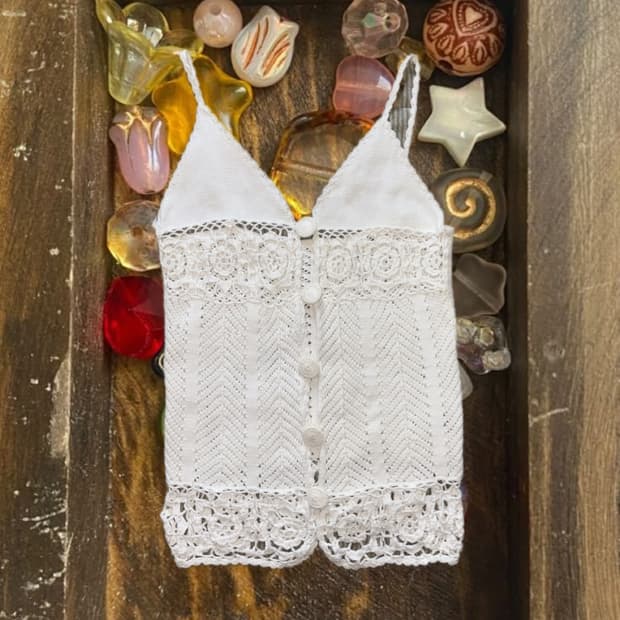 화이트 니트 슬리브리스