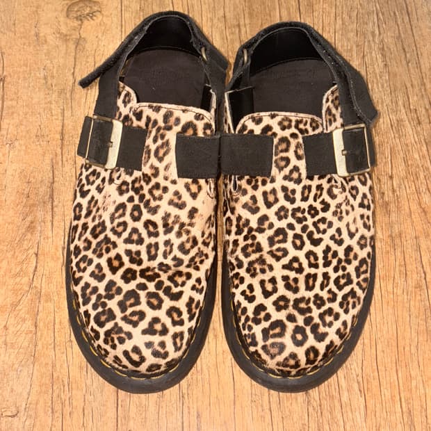 닥터마틴 레오파드 뮬