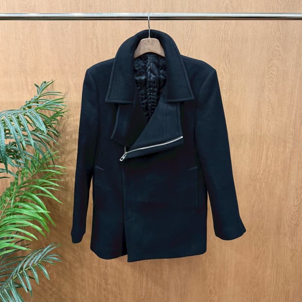 시스템 코트 와이드 라펠 언발란스 집업 소매 지퍼 디테일 레귤러핏 블랙