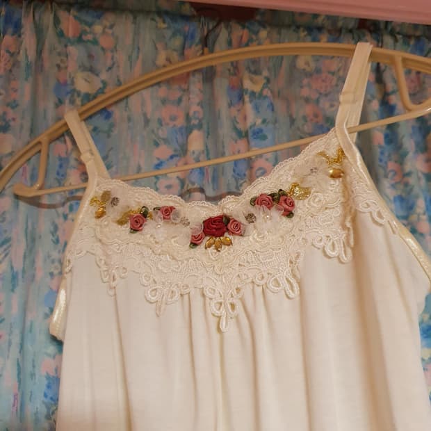 엑시즈팜 모리걸 큐빅 플라워 모티프 슬리브리스 나시