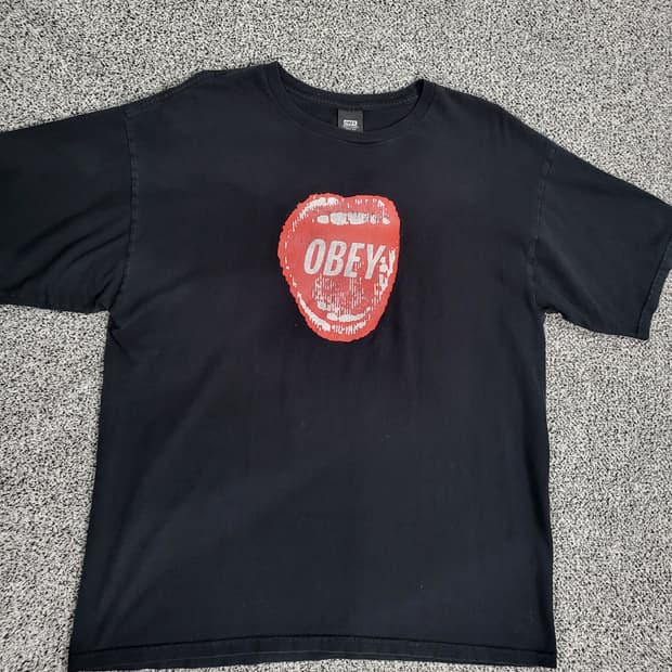 OBEY 블랙 티셔츠