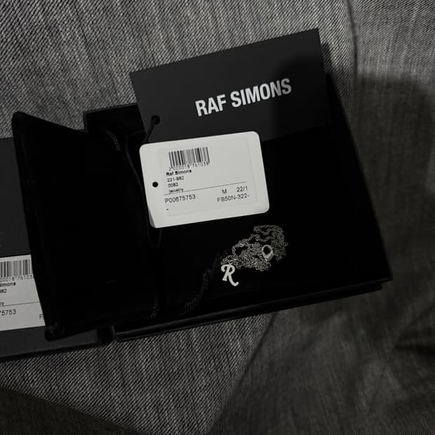 라프시몬스 R로고 넥레이스