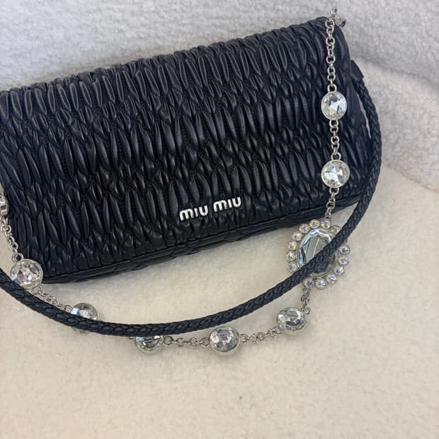 정품 ] 미우미우 마테라쎄 나파 크리스탈 체인 숄더백