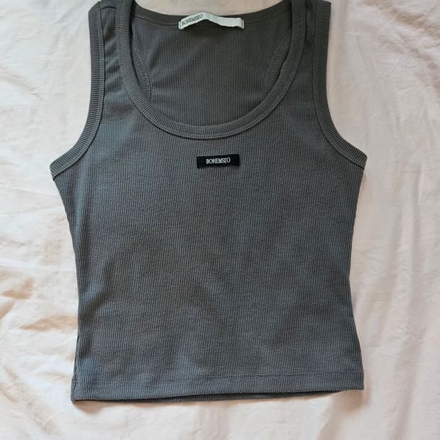 보헤미안 서울 베이직 슬리브리스 크롭탑 카키