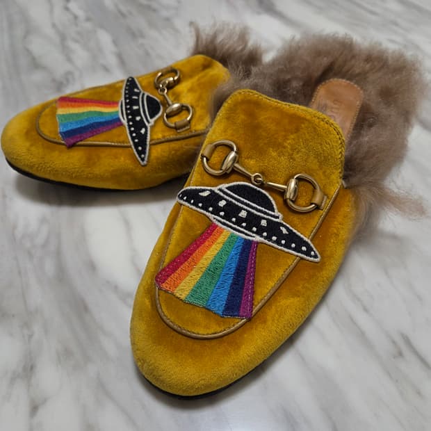 구찌 프린스타운 벨벳 머스더트 퍼 뮬