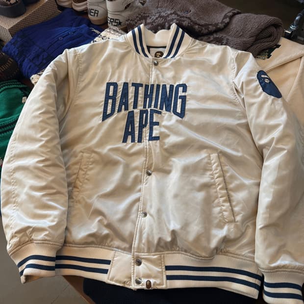 24FW 베이프 솔리드 카모 아이보리 NYC 로고 바시티 자켓